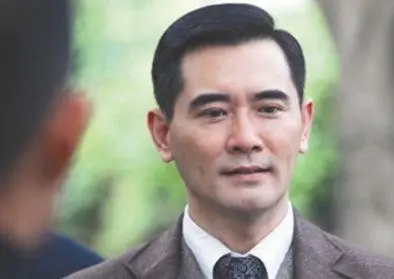 玩健身的华裔眼镜男_明星锻炼眼神_眼睛大健身的男明星