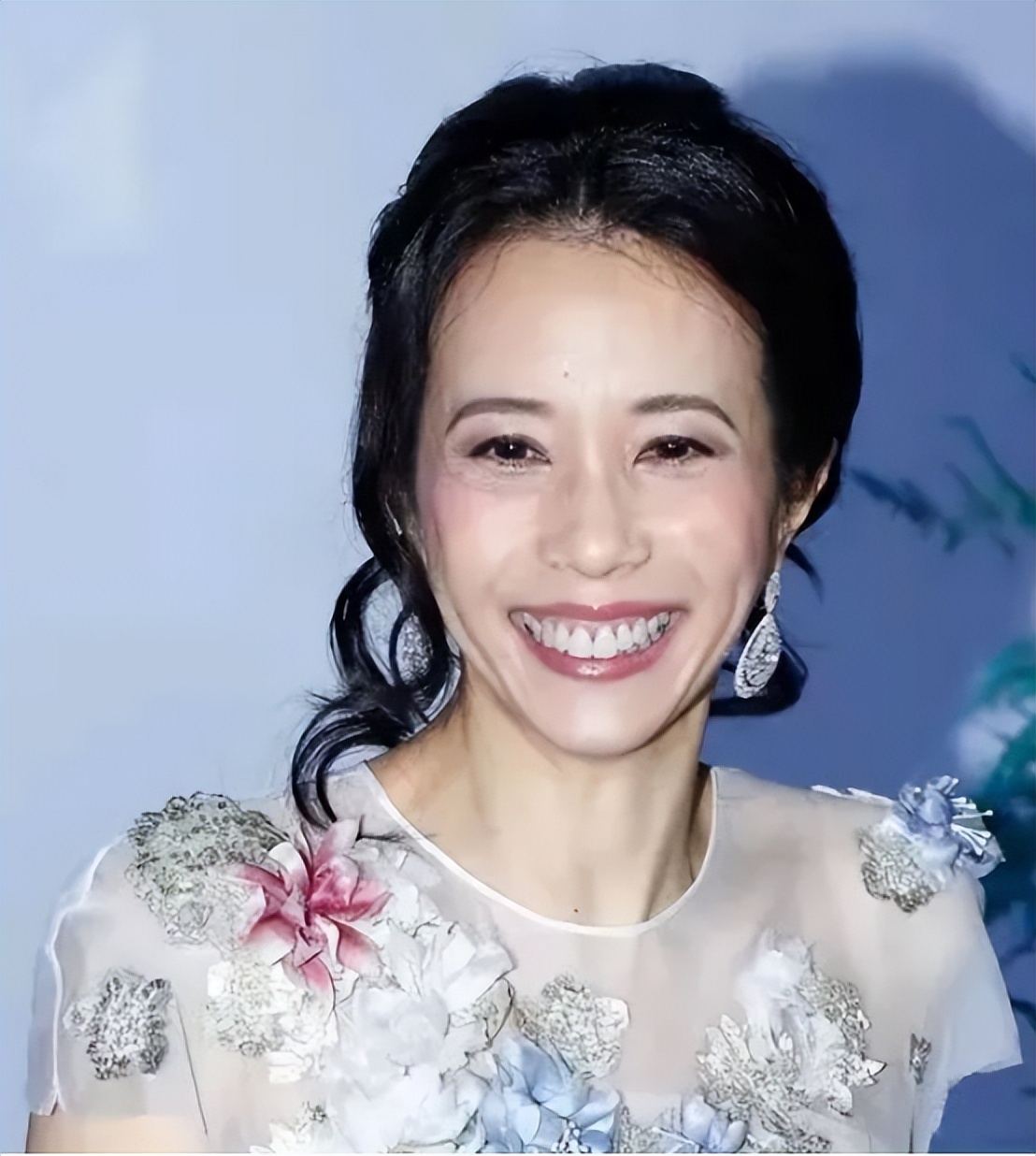 玩健身的华裔眼镜男_明星锻炼眼神_眼睛大健身的男明星
