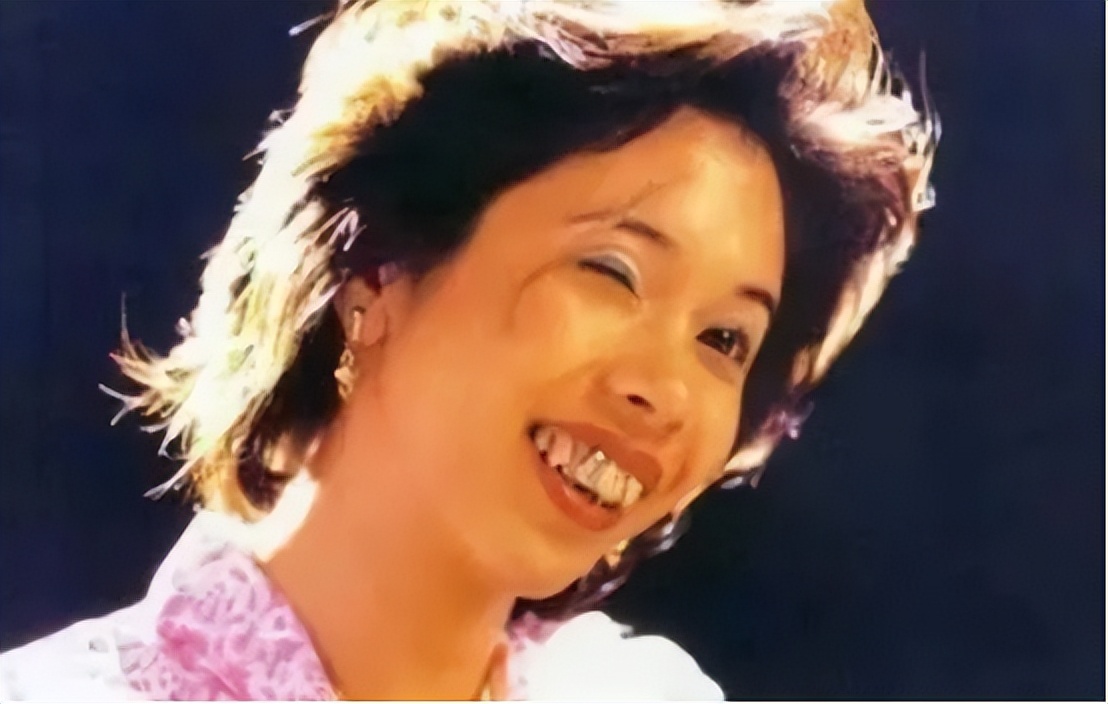 眼睛大健身的男明星_玩健身的华裔眼镜男_明星锻炼眼神