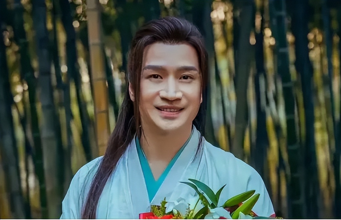 明星锻炼眼神_玩健身的华裔眼镜男_眼睛大健身的男明星