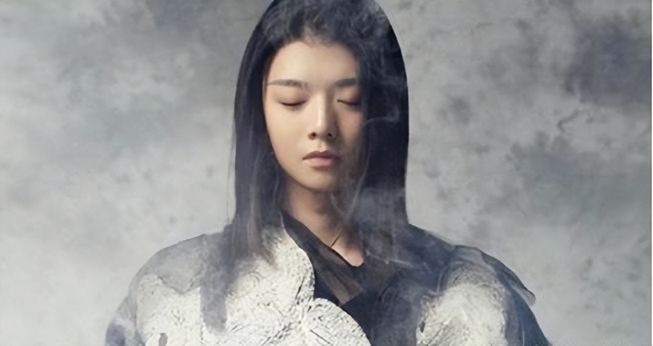明星锻炼眼神_眼睛大健身的男明星_玩健身的华裔眼镜男