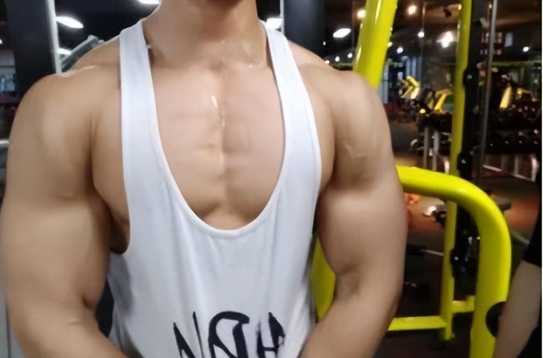 明星锻炼眼神_玩健身的华裔眼镜男_眼睛大健身的男明星