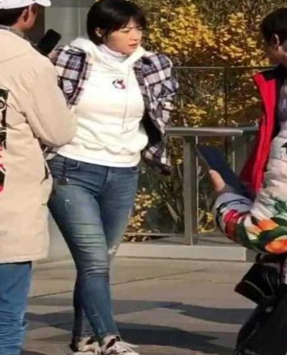 明星锻炼眼神_眼睛大健身的男明星_玩健身的华裔眼镜男